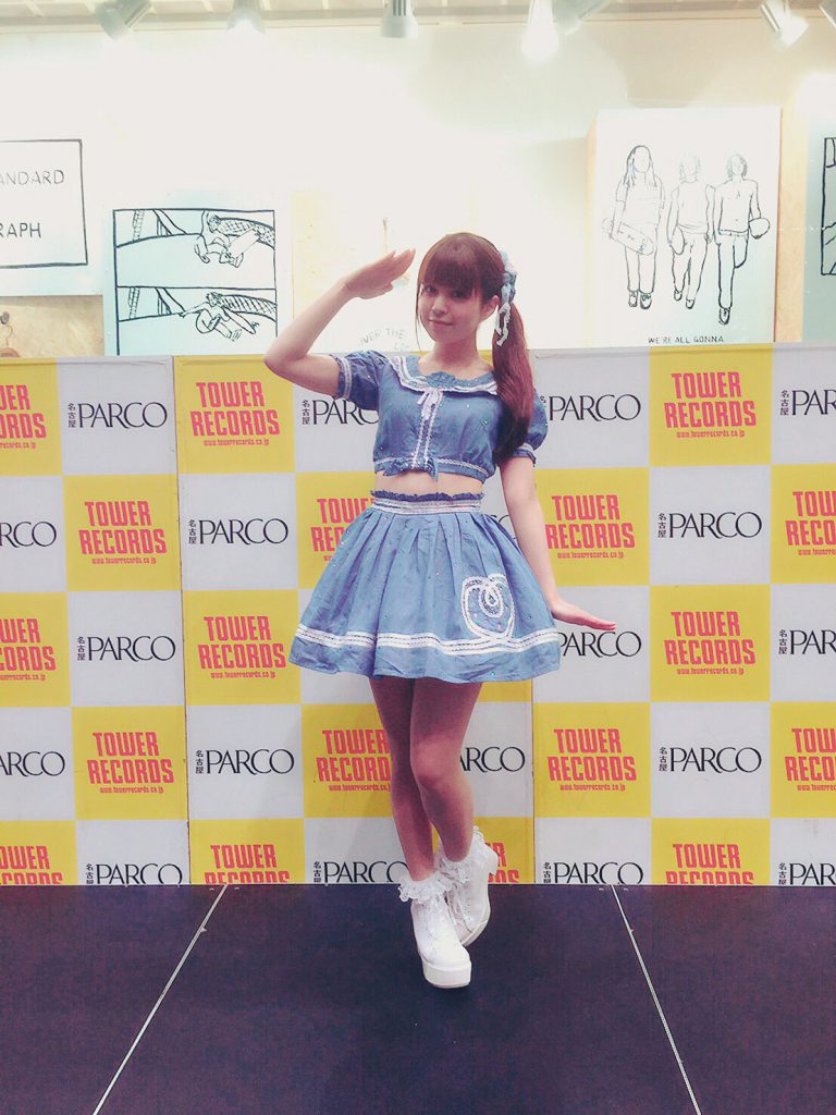 2016/6/19 タワーレコード名古屋パルコ店にて (このメチャ可愛いペンギンさん敬礼はいつからはじめたのでしょうか。はいふりの集合写真ではやっていないように見えます。)