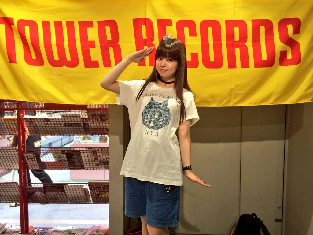 2016/6/19 タワーレコード名古屋近鉄パッセ店にて（左手を見ると，ペンギンさんの敬礼ですね。何をやっても可愛いです。）