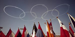 1964年の東京オリンピックで，自衛隊のブルーインパルスが五輪を飛行機で空に描きました。