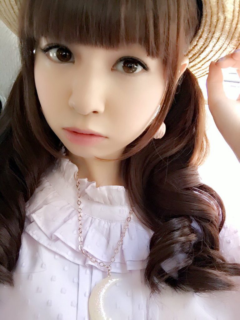 2016/6/30 (米)　LAで撮影中とのことです。カールした髪型もいいですね。