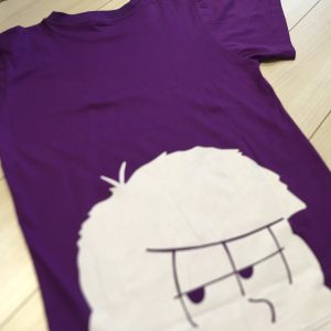 2016/8/28 アニサ松(アニサマとおそ松さんのコラボTシャツ)を紹介しています。鏡を使って後ろ姿を確認するるなるを想像すると可愛らしいです。見返り美人です。