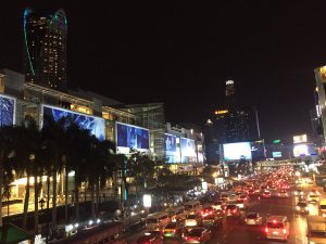 2016/8/18 バンコクに着いて自動車の多さに驚いているようです。